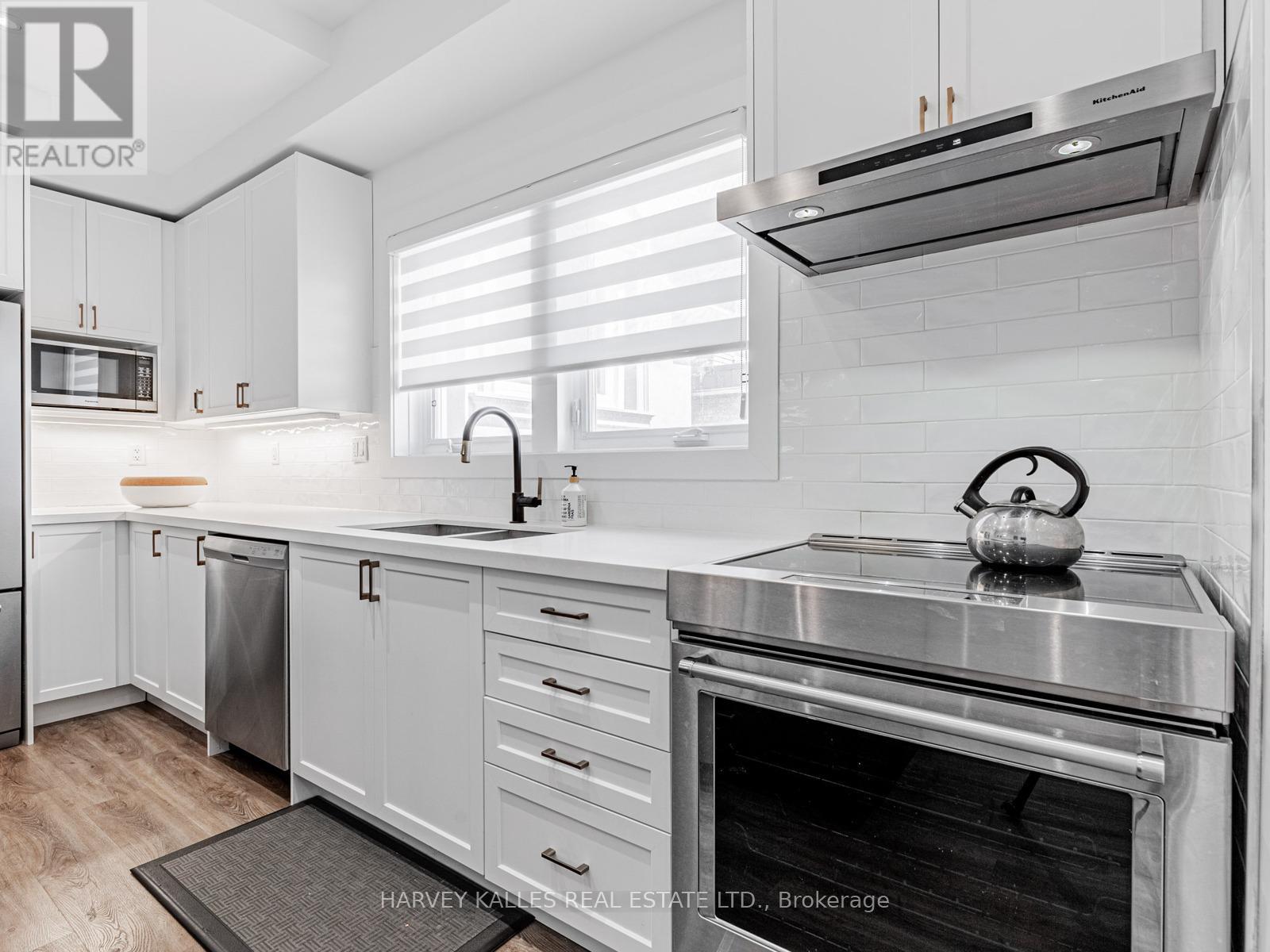 736 Glencairn Avenue, Toronto, Ontario  M6B 2A1 - Photo 4 - C12195282