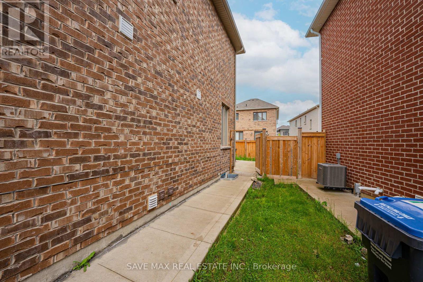 19 Boat Street, Brampton, Ontario  L7A 5C9 - Photo 3 - W12179394