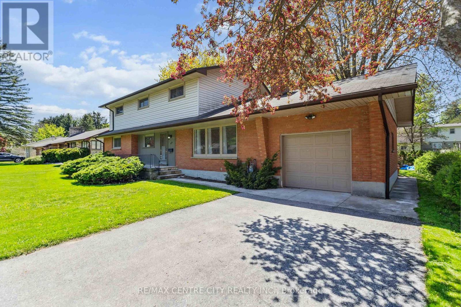 Photo 4 of 47 for 69 Daleview Crescent
