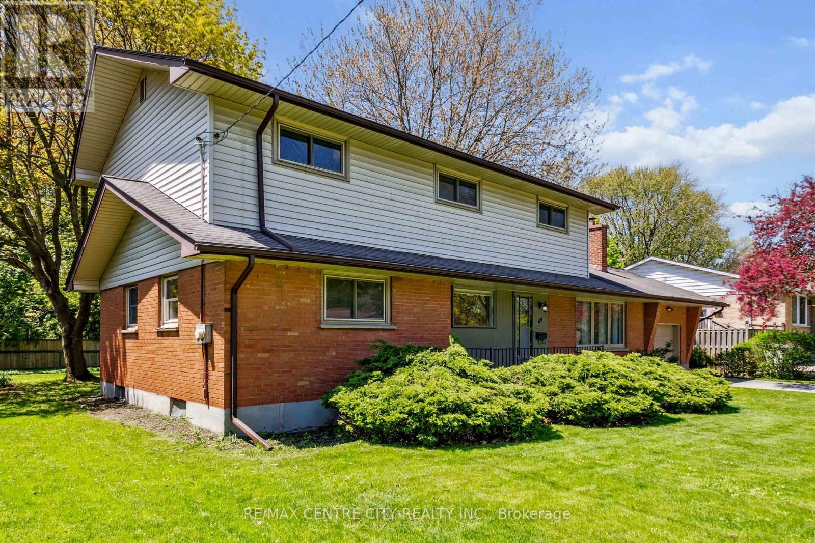 Photo 5 of 47 for 69 Daleview Crescent
