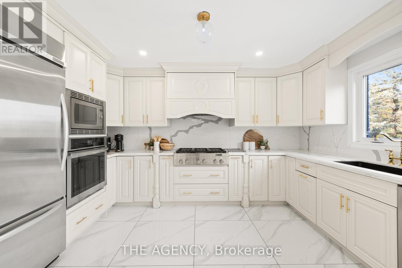 372 Burns Boulevard, King (King City), Ontario  L7B 1E1 - Photo 10 - N12195513