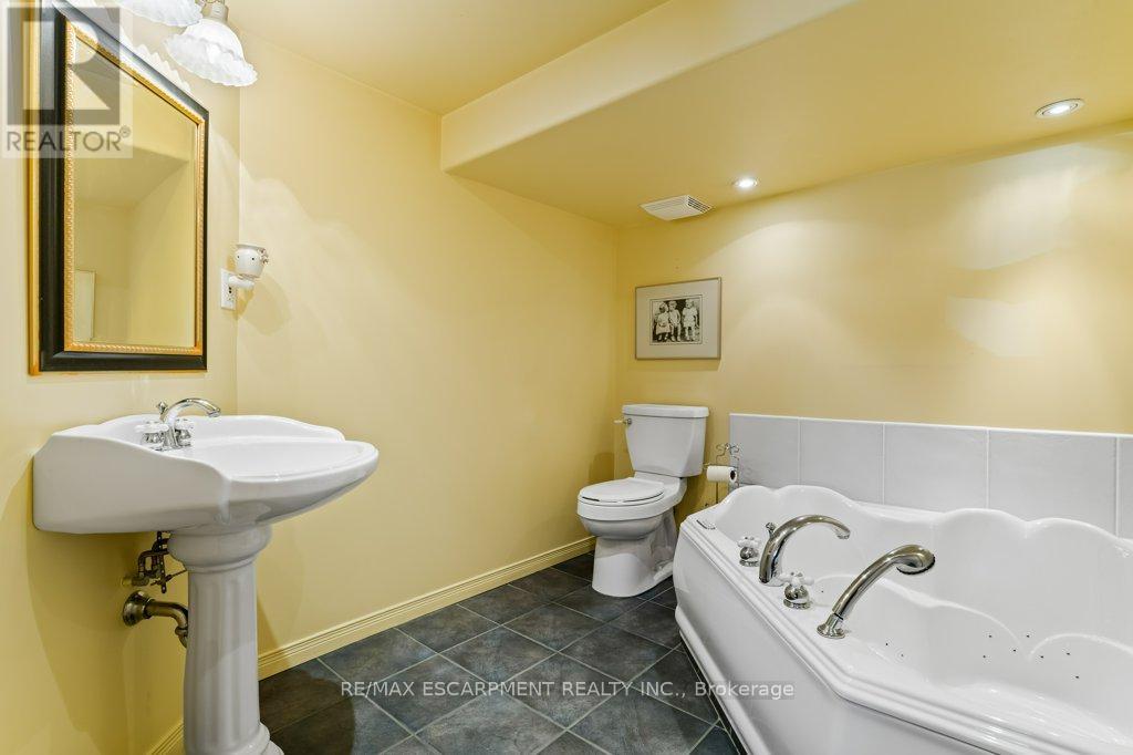 4925 Cameron Avenue, Lincoln, Ontario  L3J 0B9 - Photo 25 - X12144109