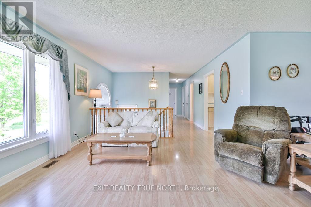 16 Hepinstall Place, Oro-Medonte, Ontario  L3V 7Z7 - Photo 5 - S12195462