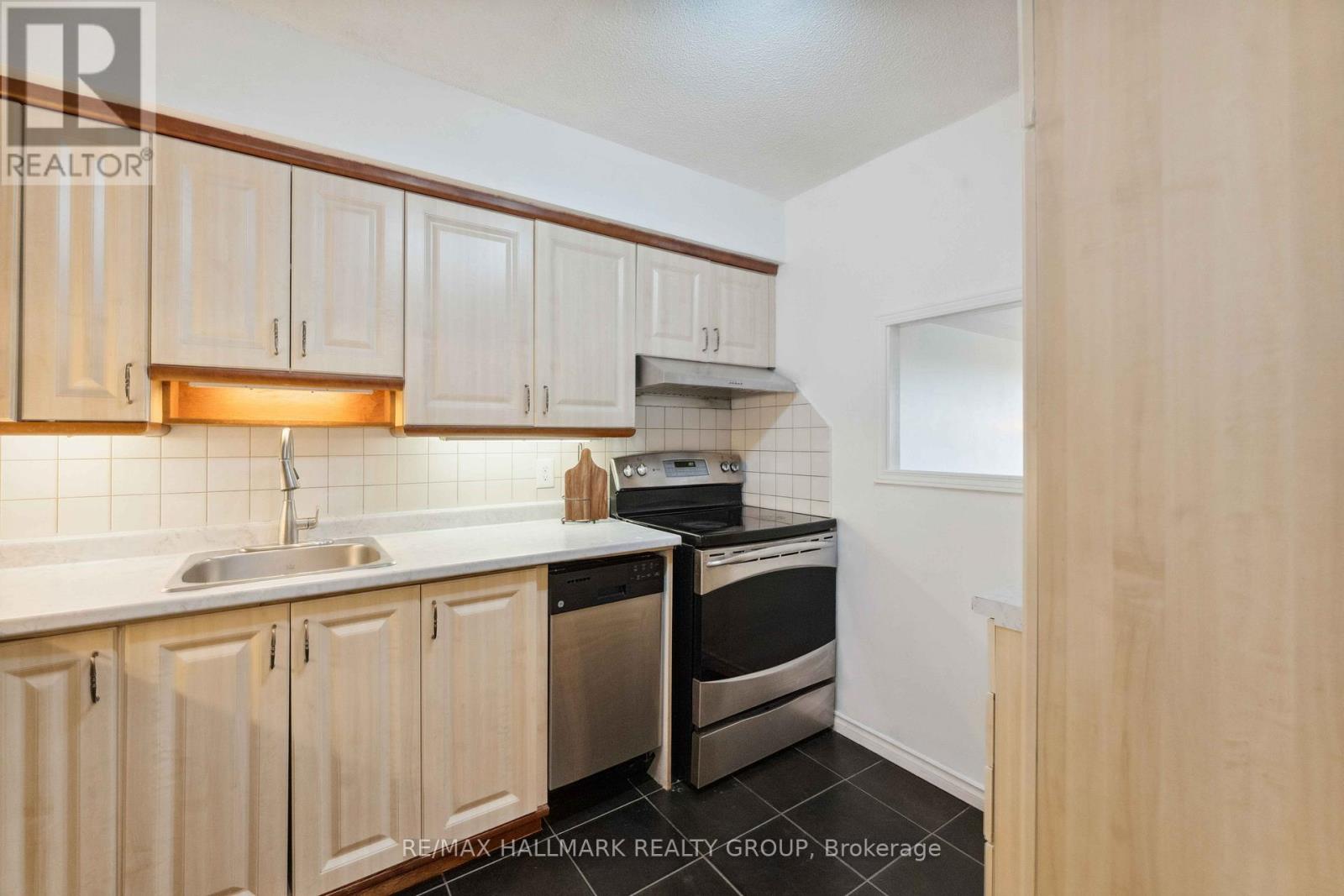 158c Mcarthur Avenue S, Ottawa, Ontario  K1L 8E7 - Photo 15 - X12195635