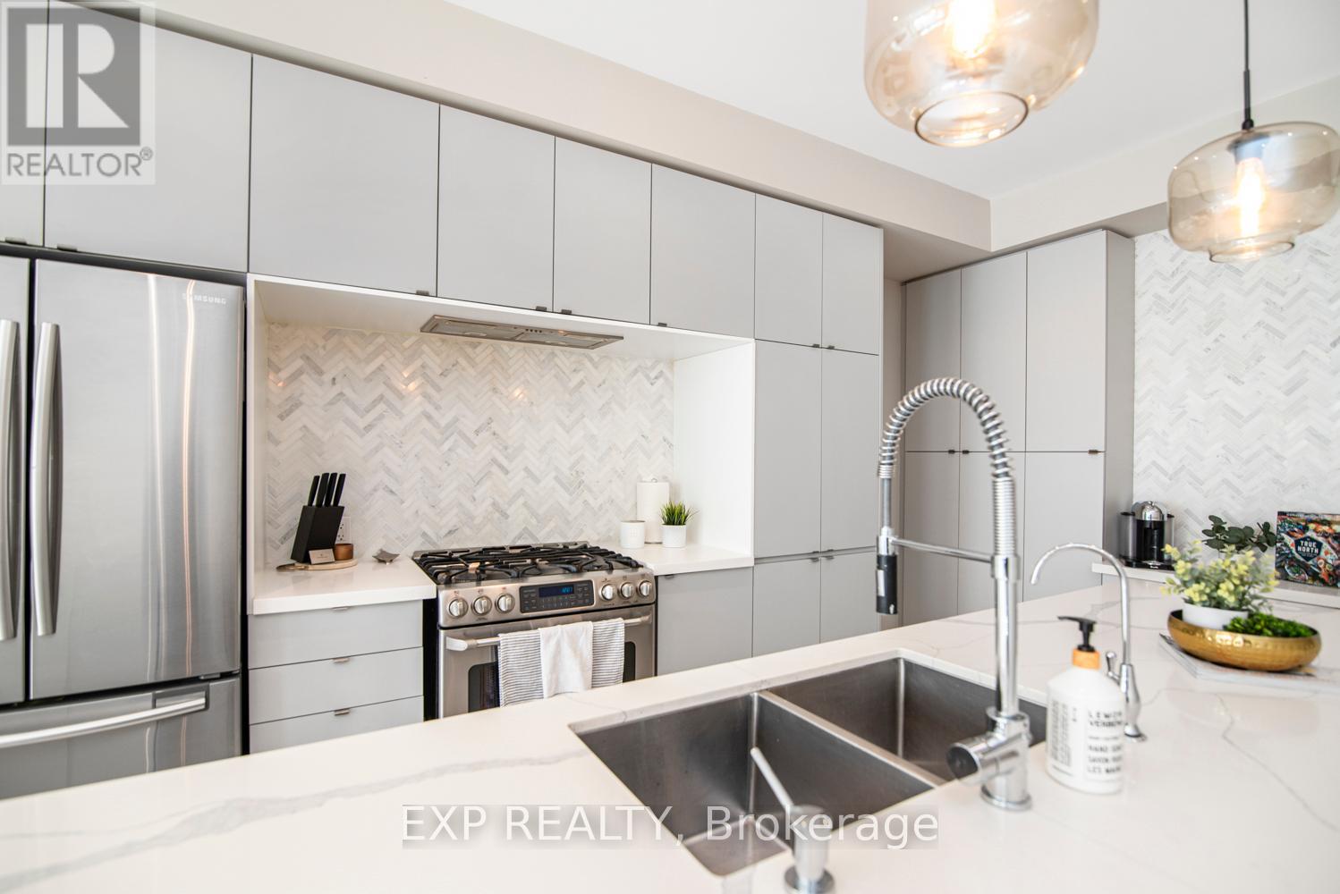 177 Huguenot Road, Oakville, Ontario  L6H 0L4 - Photo 3 - W12195300
