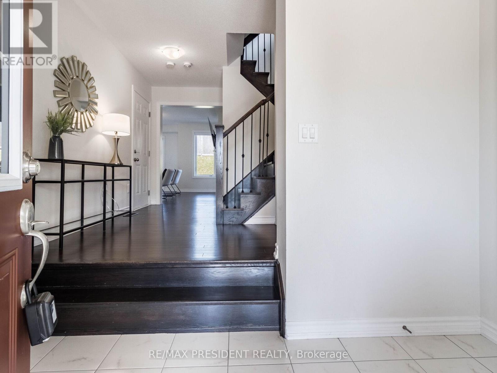 286 Fasken Court, Milton (Cl Clarke), Ontario  L9T 6S9 - Photo 3 - W12195341