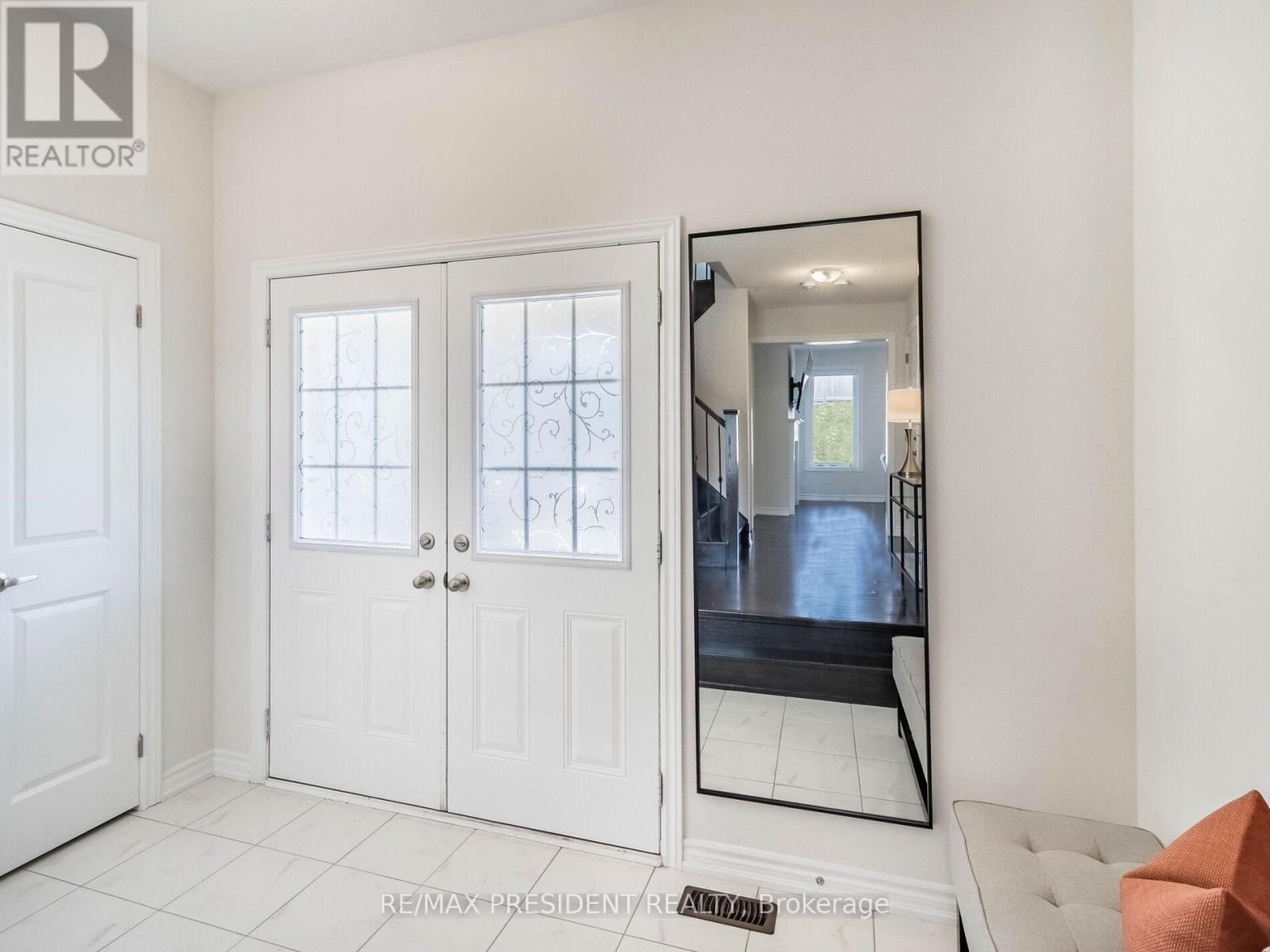 286 Fasken Court, Milton (Cl Clarke), Ontario  L9T 6S9 - Photo 4 - W12195341