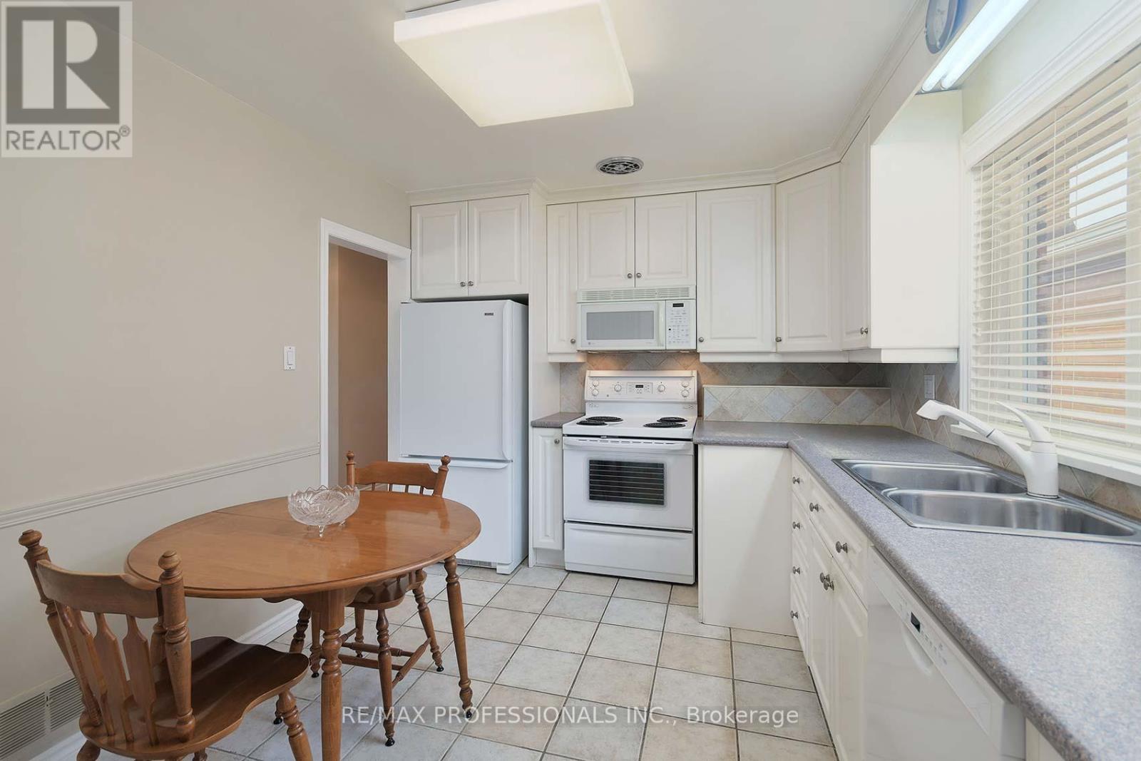 14 Baskerville Crescent, Toronto, Ontario  M9C 1T8 - Photo 10 - W12195351