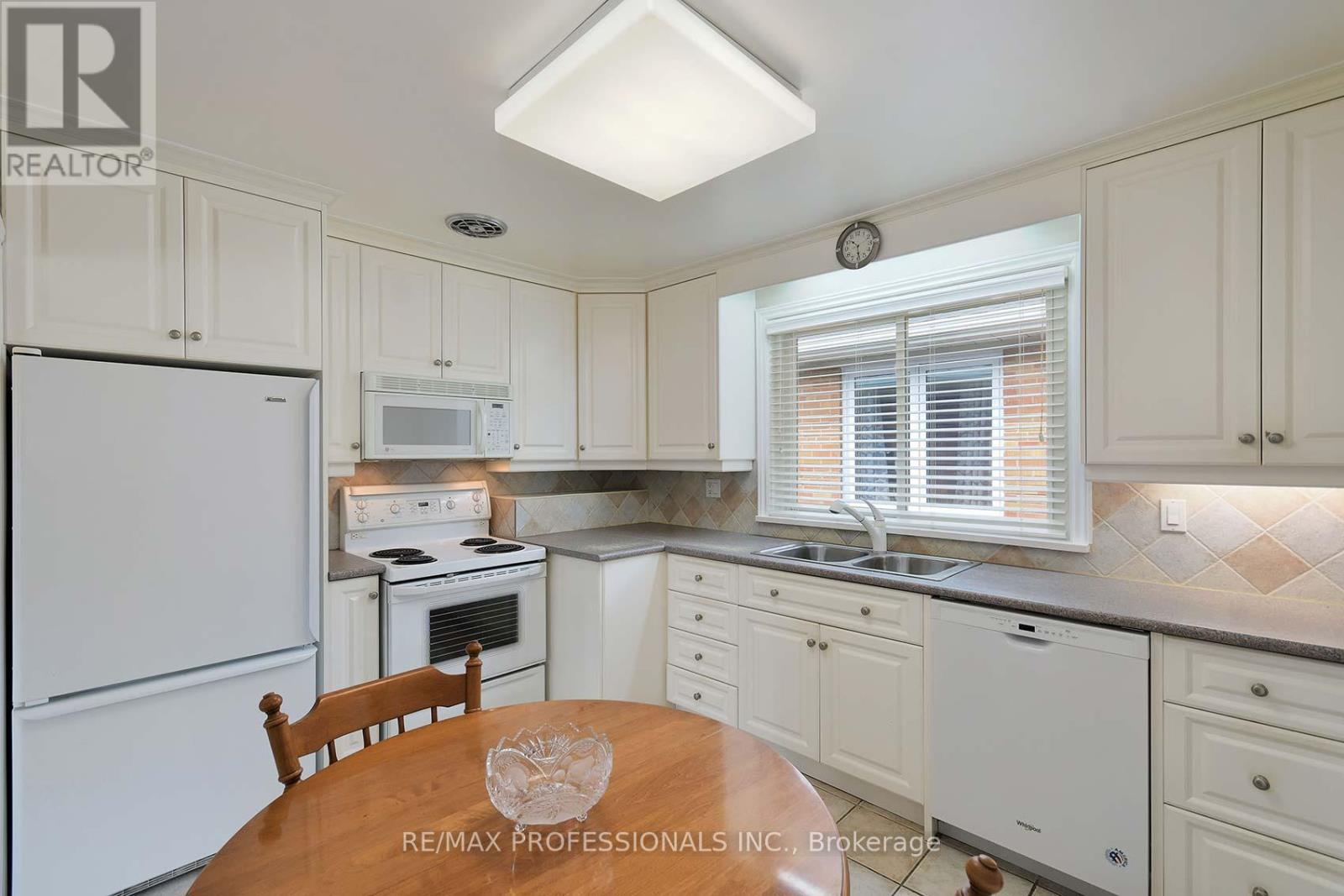 14 Baskerville Crescent, Toronto, Ontario  M9C 1T8 - Photo 12 - W12195351