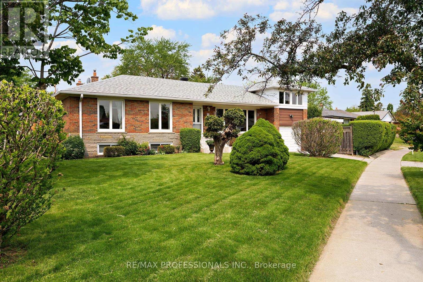 14 Baskerville Crescent, Toronto, Ontario  M9C 1T8 - Photo 2 - W12195351