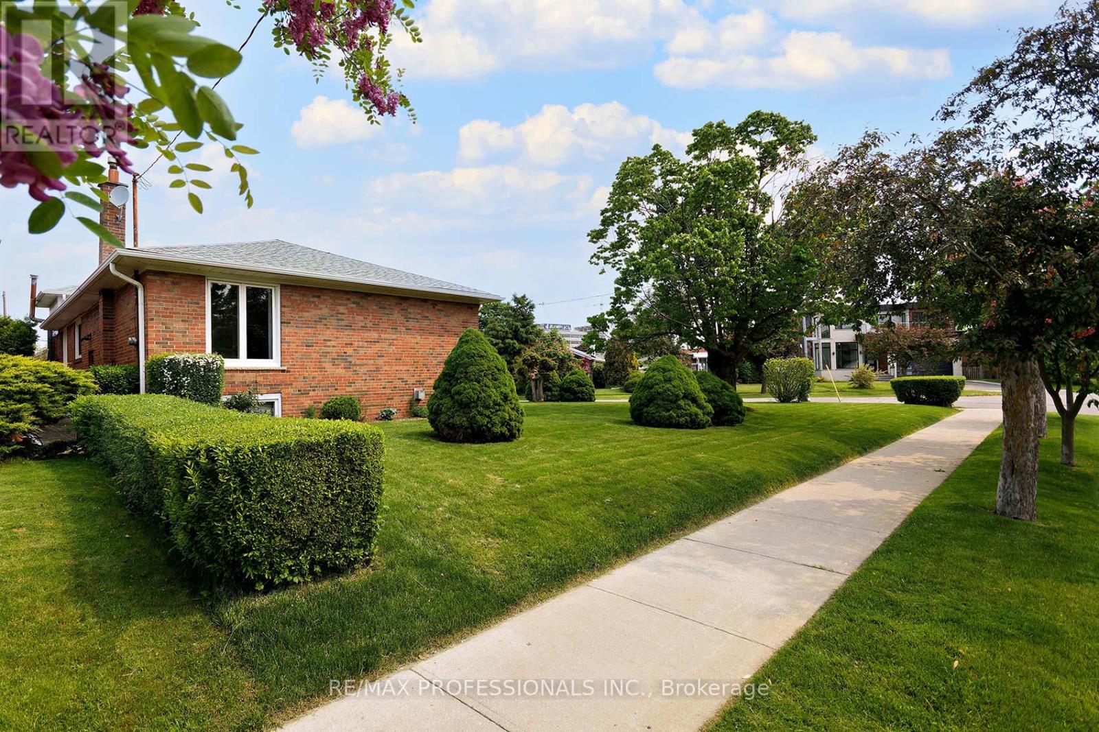14 Baskerville Crescent, Toronto, Ontario  M9C 1T8 - Photo 26 - W12195351