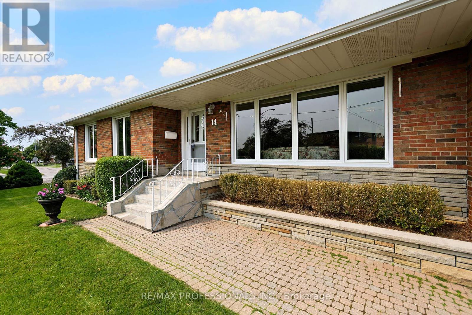 14 Baskerville Crescent, Toronto, Ontario  M9C 1T8 - Photo 4 - W12195351