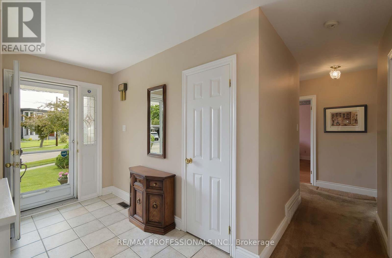 14 Baskerville Crescent, Toronto, Ontario  M9C 1T8 - Photo 5 - W12195351