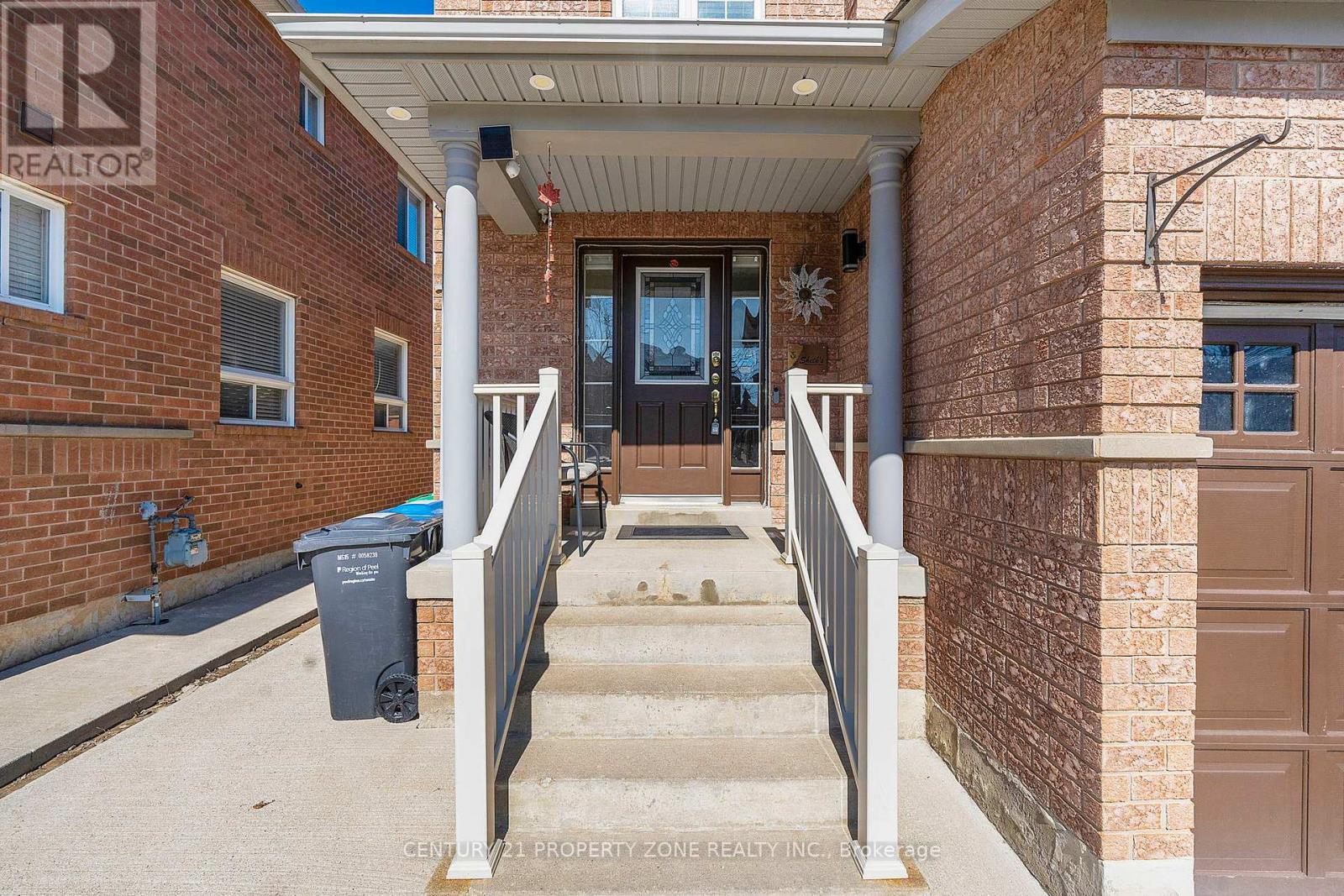 114 Hollingsworth Circle, Brampton, Ontario  L7A 0J5 - Photo 5 - W12195367