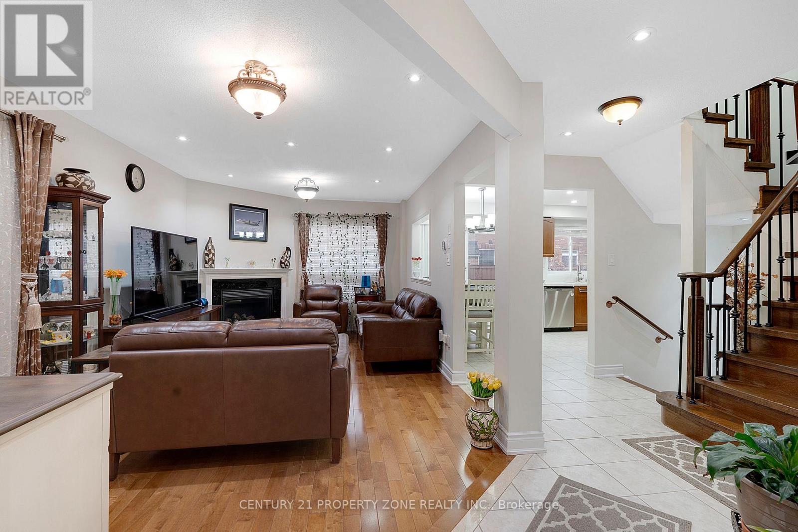 114 Hollingsworth Circle, Brampton, Ontario  L7A 0J5 - Photo 8 - W12195367