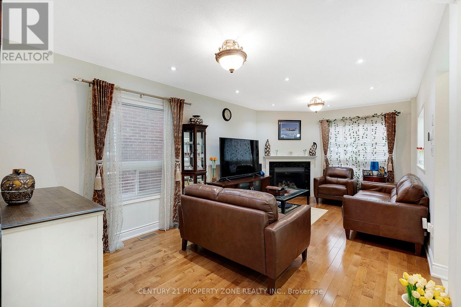 114 Hollingsworth Circle, Brampton, Ontario  L7A 0J5 - Photo 9 - W12195367
