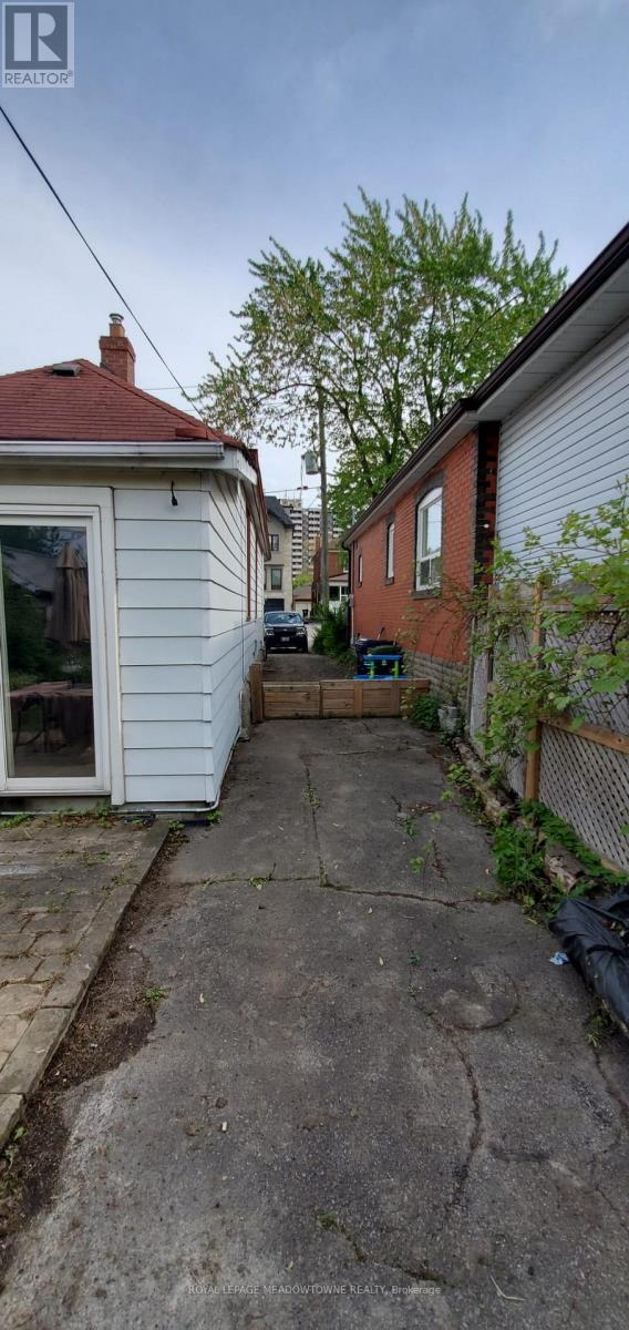 222 Belgravia Avenue, Toronto (Briar Hill-Belgravia), Ontario  M6E 2M8 - Photo 8 - W12195373