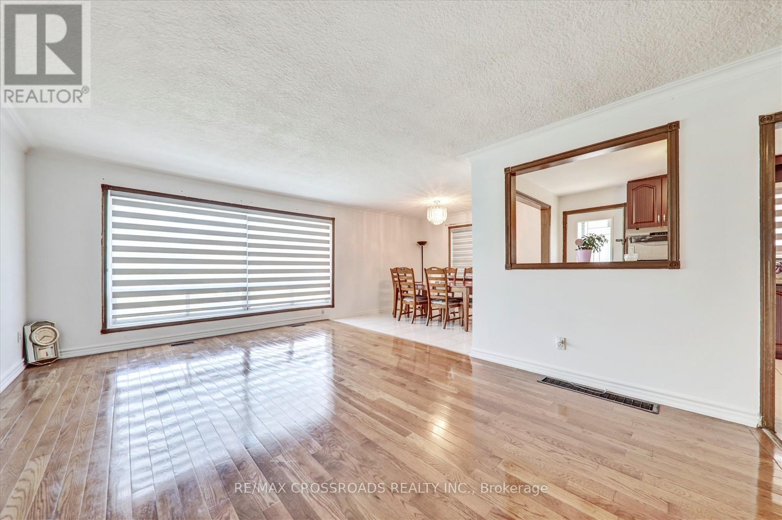 18 Demarco Boulevard, Toronto, Ontario  M6L 2W1 - Photo 8 - W12195374