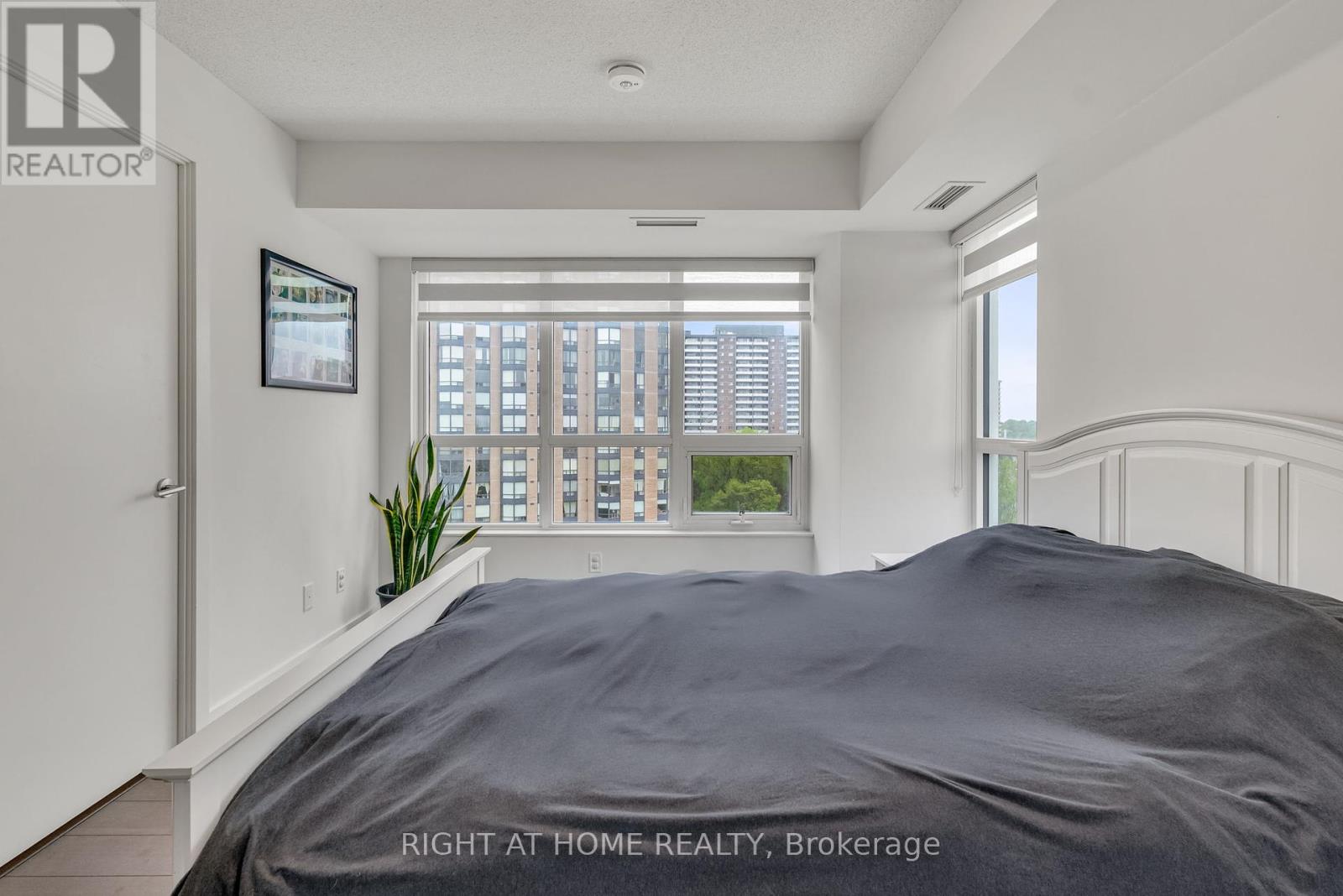 908 - 10 Wilby Crescent, Toronto, Ontario  M9N 0B6 - Photo 6 - W12195422