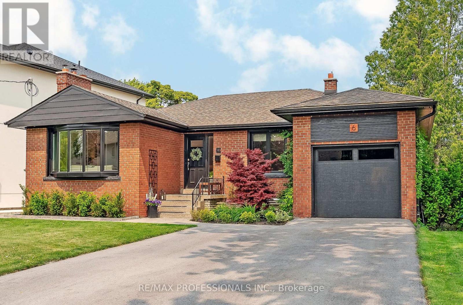 <div class="slider-price">$1,748,000</div><p>6 Greening Crescent, Toronto, Ontario</p>