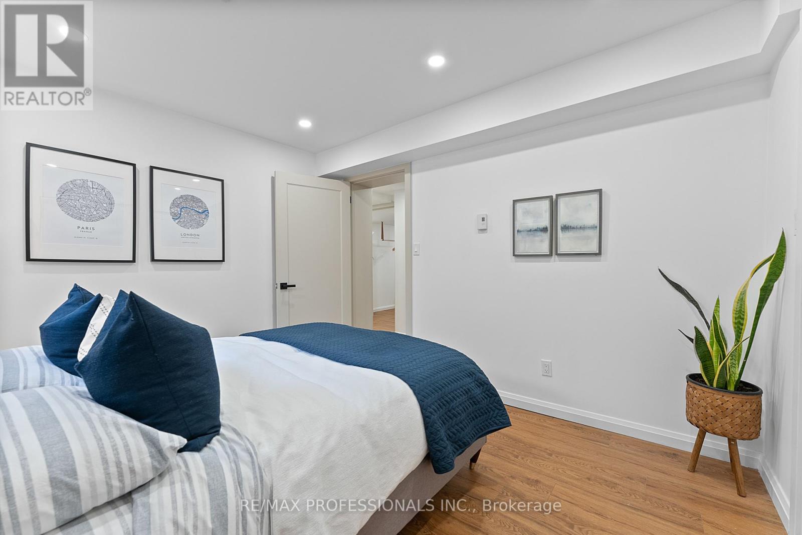 6 Greening Crescent, Toronto, Ontario  M9A 1N8 - Photo 34 - W12195424