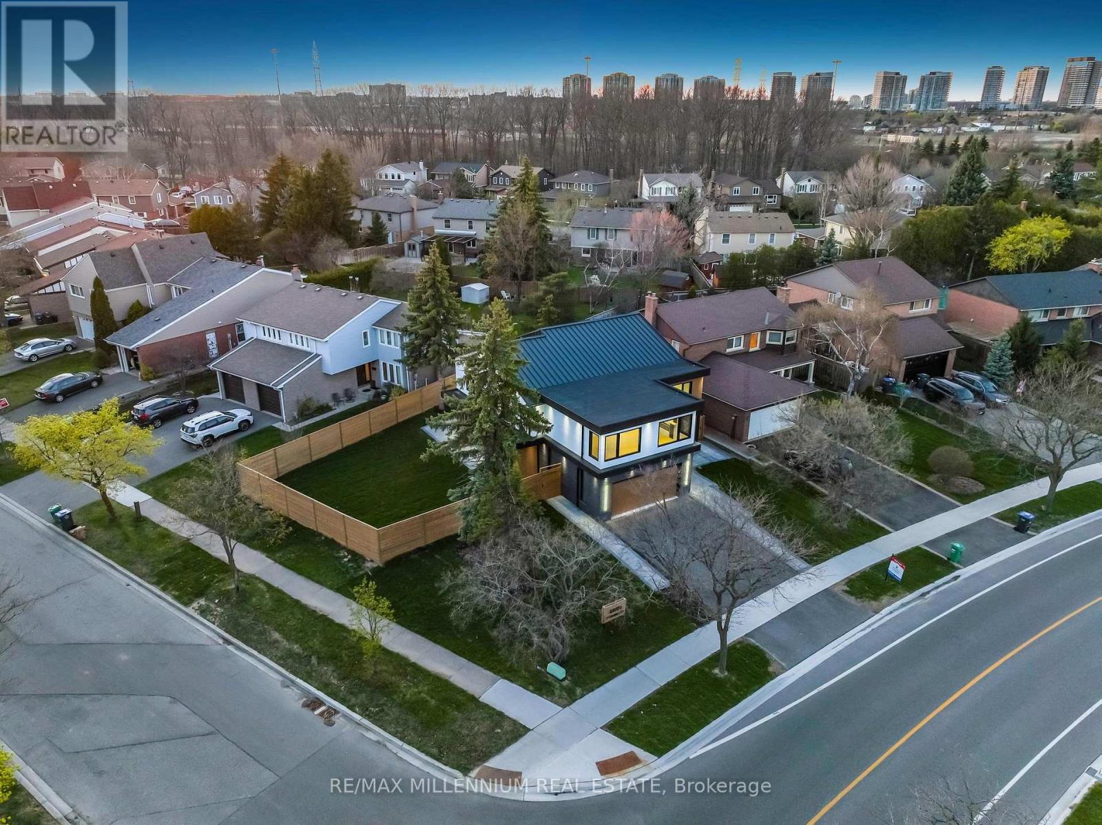 2893 Folkway Drive, Mississauga, Ontario  L5L 2H2 - Photo 2 - W12195535
