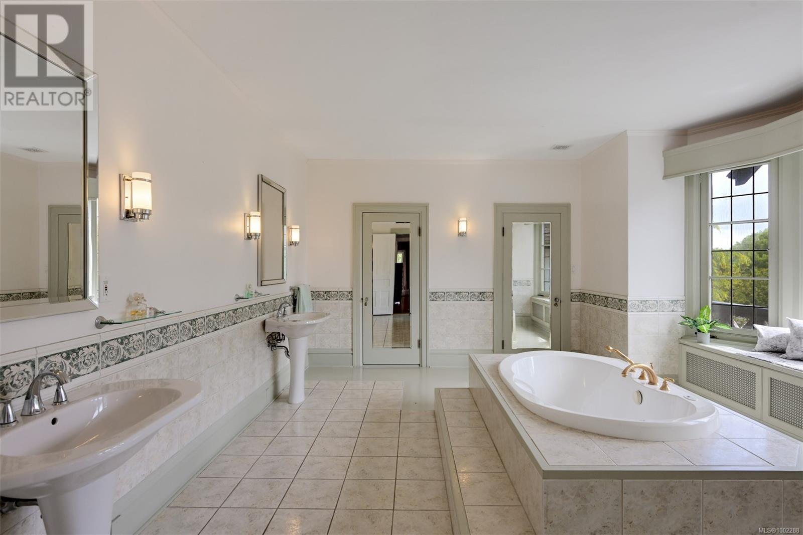 1630 York Pl, Oak Bay, British Columbia  V8R 5X2 - Photo 44 - 1002288