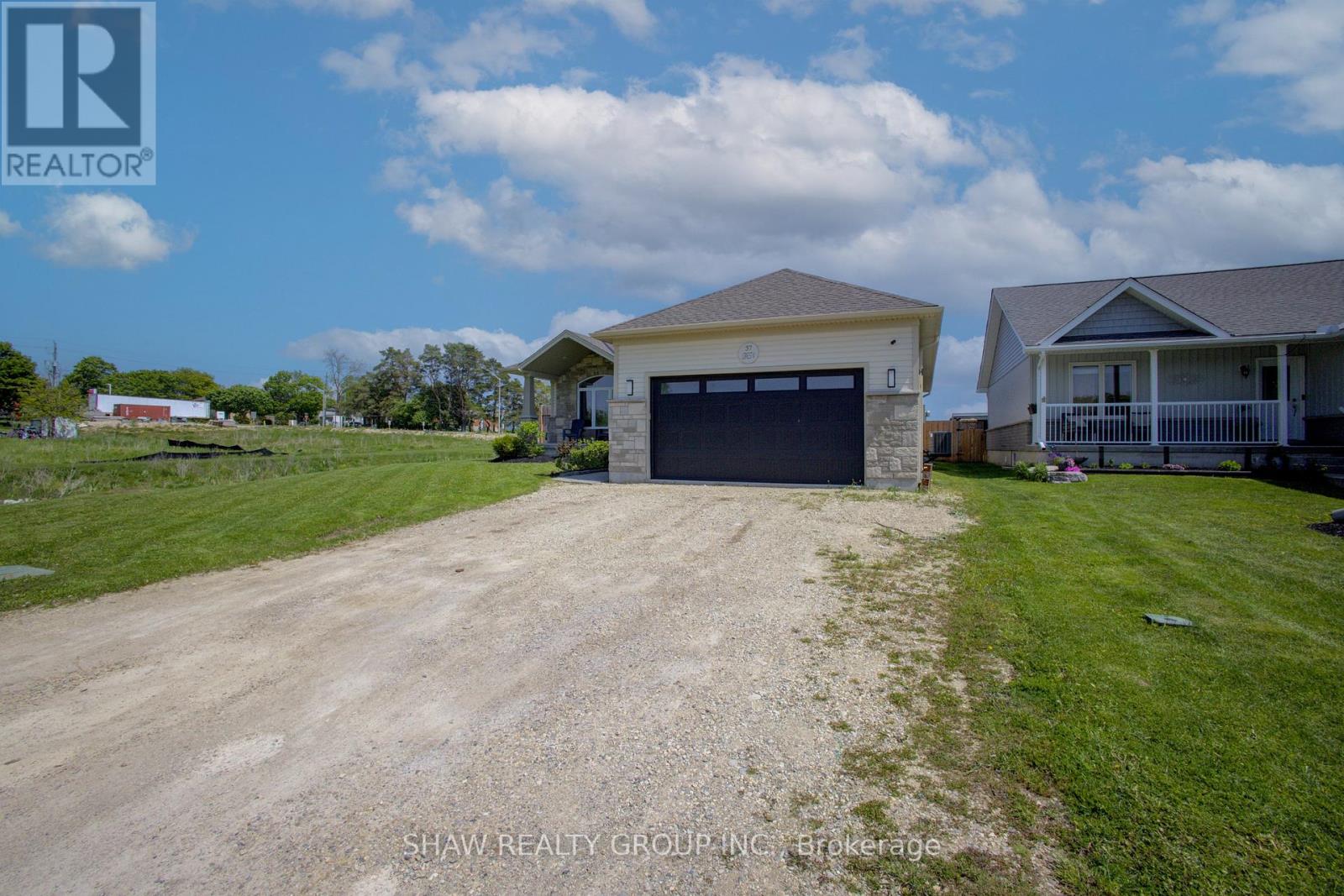37 Lorne Street W, Minto, Ontario  N0G 1Z0 - Photo 3 - X12195361