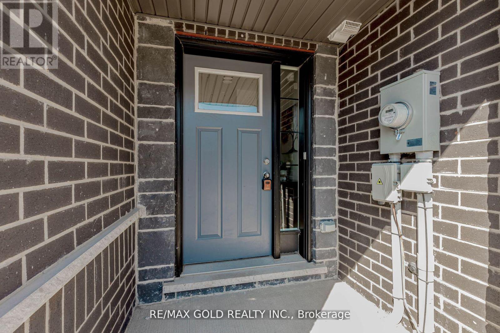 508 Woodlea Court, Kitchener, Ontario  N2R 0P8 - Photo 3 - X12195381