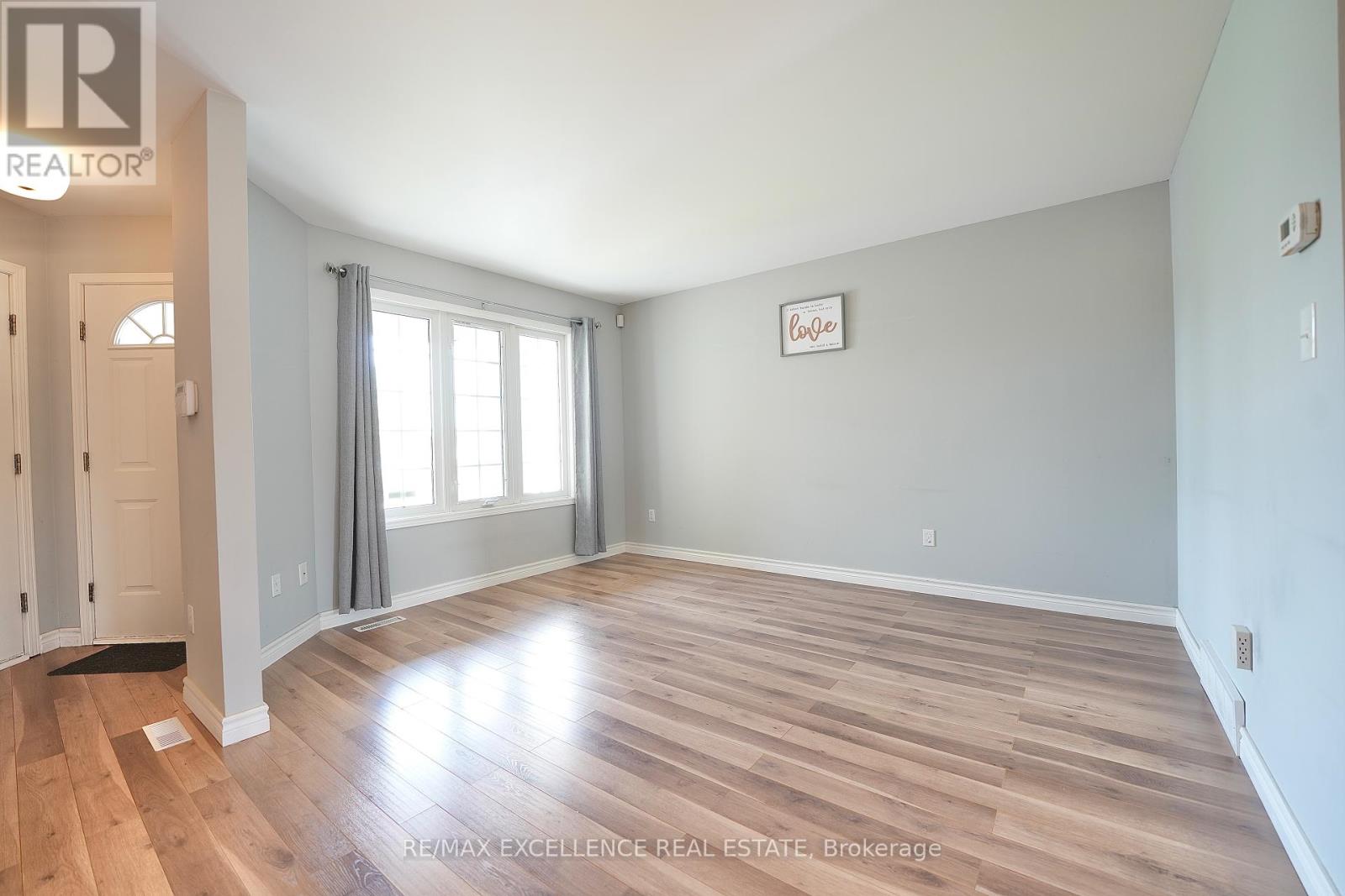 39 Phair Crescent, London South, Ontario  N5Z 5B5 - Photo 5 - X12195386