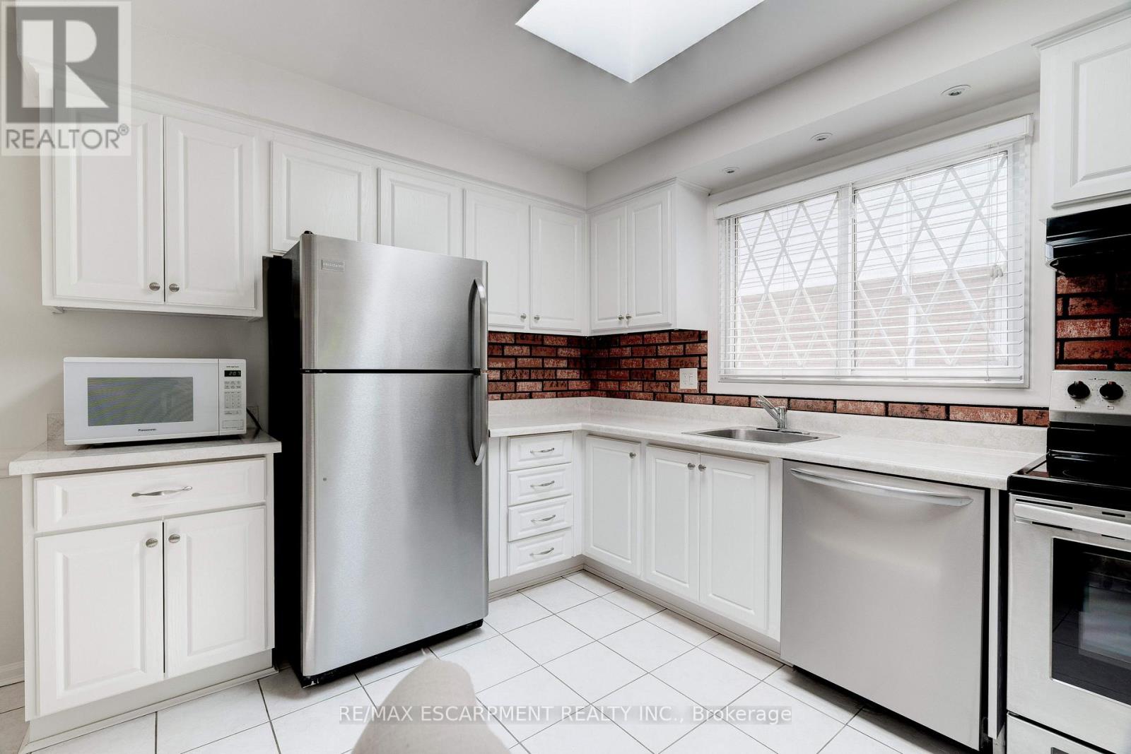 58 Goldfinch Road, Hamilton, Ontario  L9A 3W7 - Photo 10 - X12195518