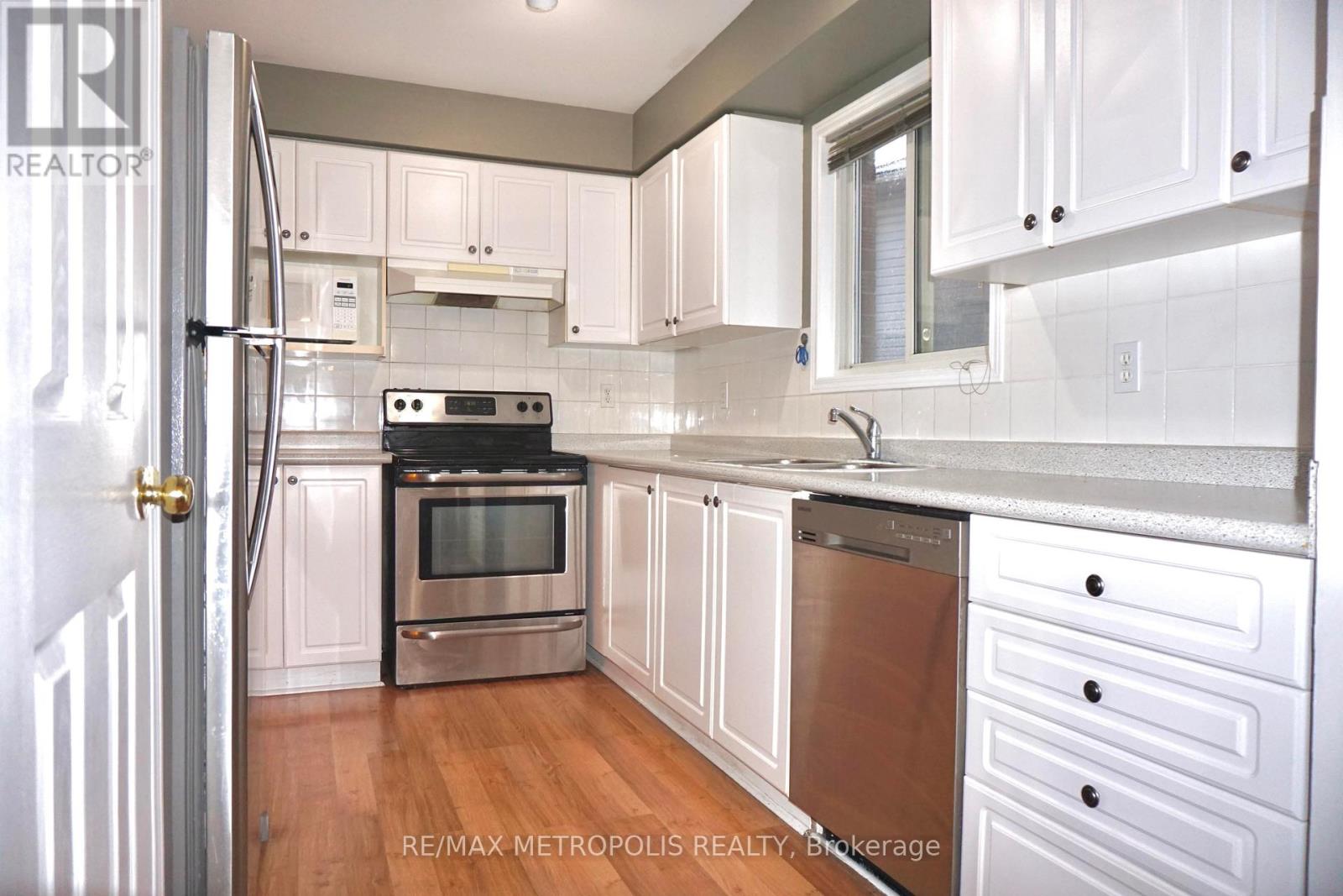 33 Phair Crescent, London South (South J), Ontario  N5Z 5B5 - Photo 10 - X12195538
