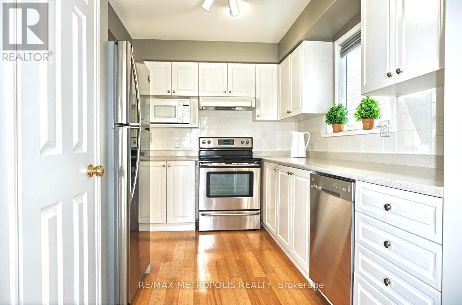 33 Phair Crescent, London South (South J), Ontario  N5Z 5B5 - Photo 11 - X12195538