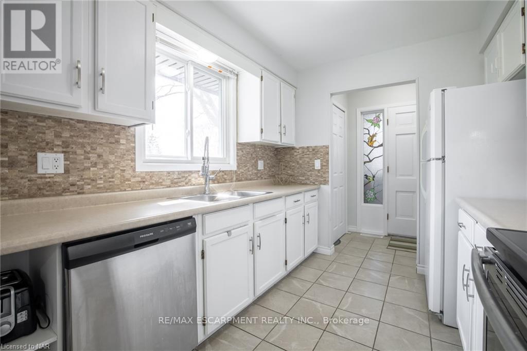 88 Gram Avenue, Welland, Ontario  L3C 1B6 - Photo 13 - X12195546