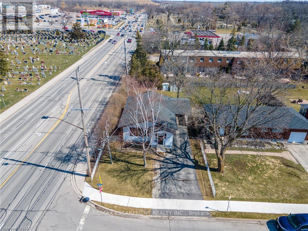 88 Gram Avenue, Welland, Ontario  L3C 1B6 - Photo 8 - X12195546