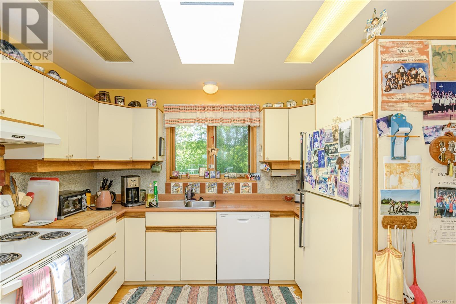 Property at 169 Fernwood Rd image 2
