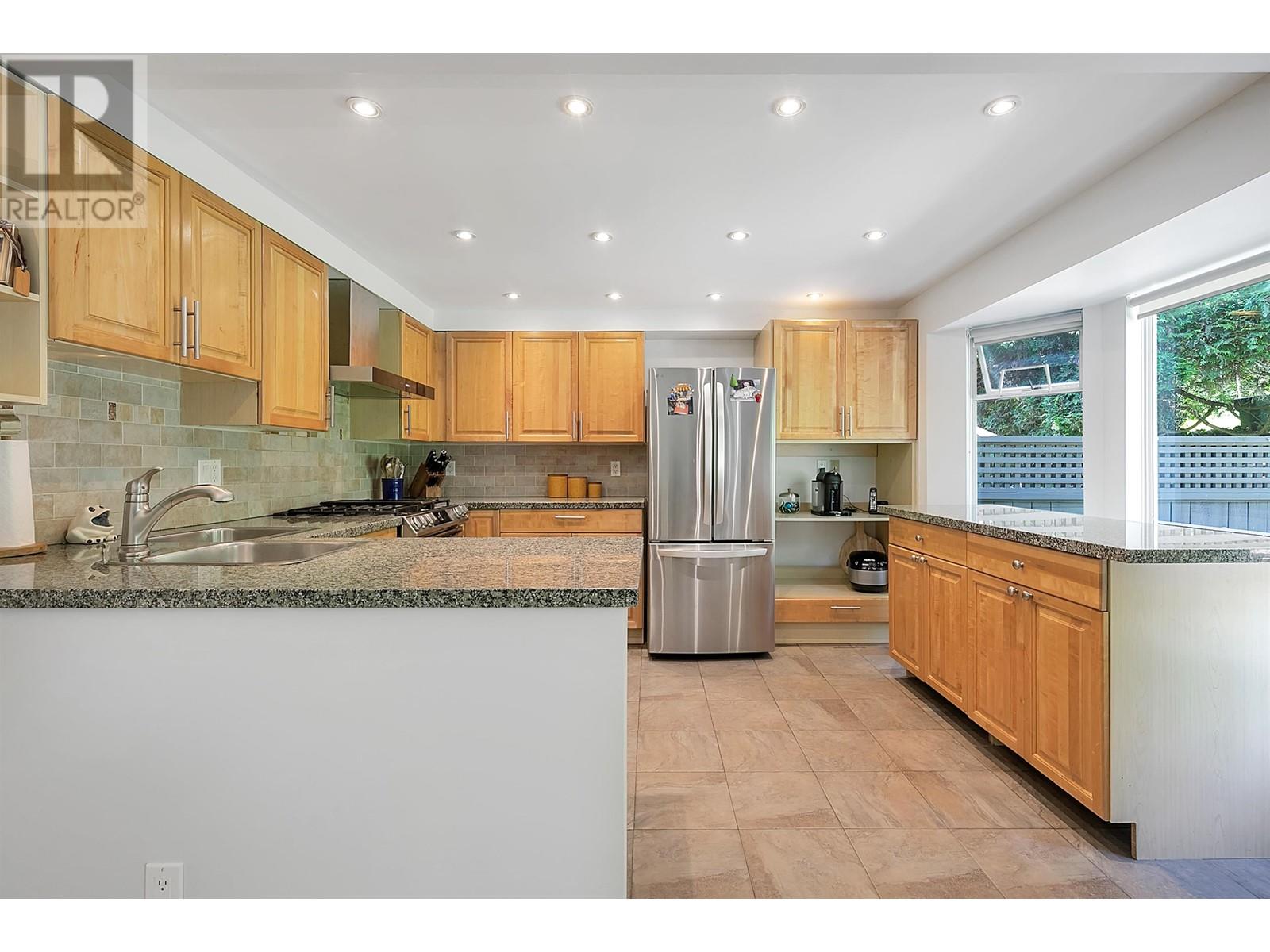 8849 Larkfield Drive, Burnaby, British Columbia  V5A 4K9 - Photo 8 - R3011225