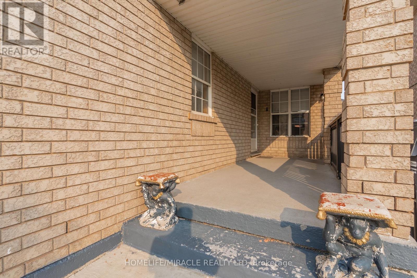 21 Secord Crescent, Brampton, Ontario  L6X 4Z3 - Photo 4 - W12195606