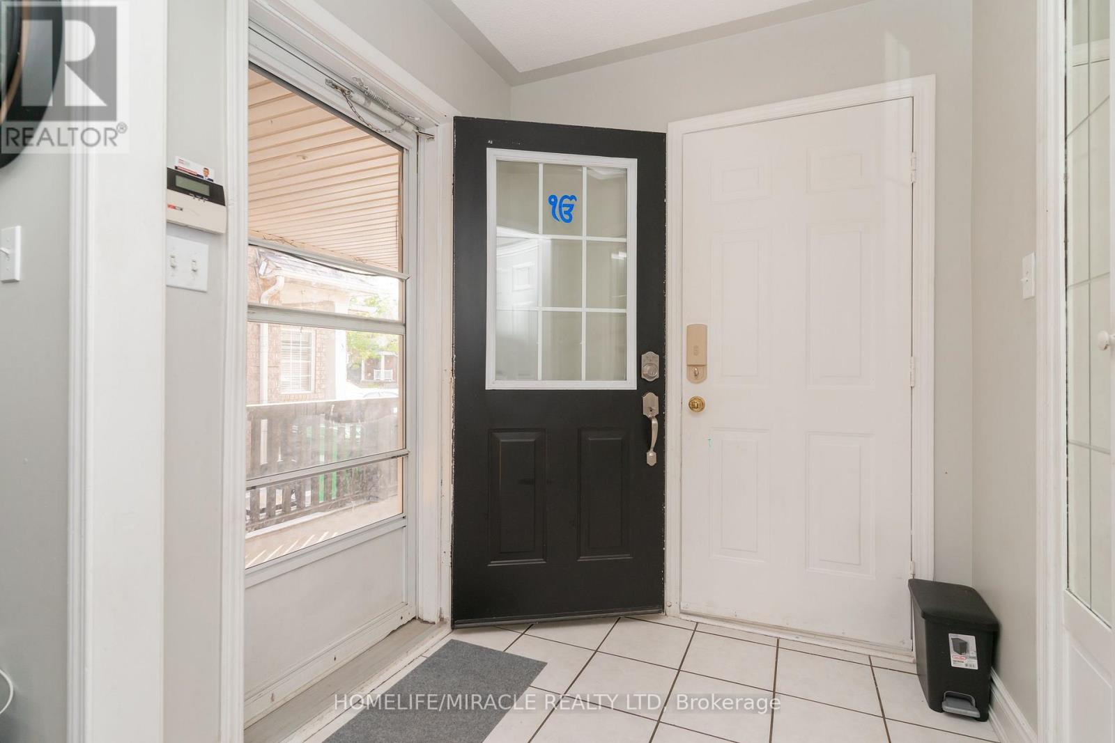 21 Secord Crescent, Brampton, Ontario  L6X 4Z3 - Photo 5 - W12195606