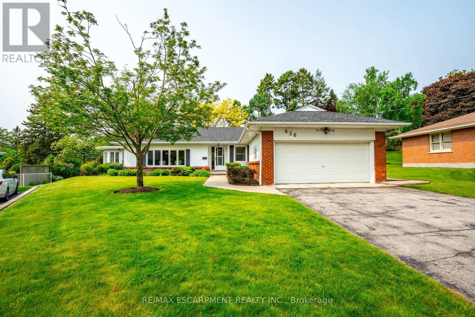 426 North Shore Boulevard W, Burlington, Ontario  L7T 1A8 - Photo 1 - W12195677