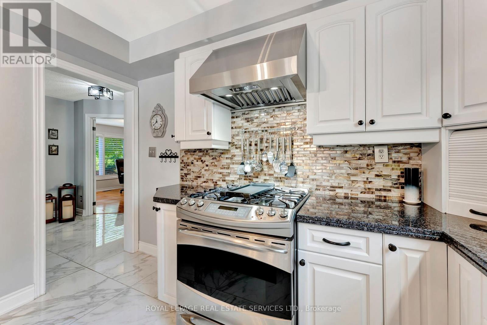 1109 Sheltered Oak Court, Oakville, Ontario  L6M 3M7 - Photo 8 - W12195683