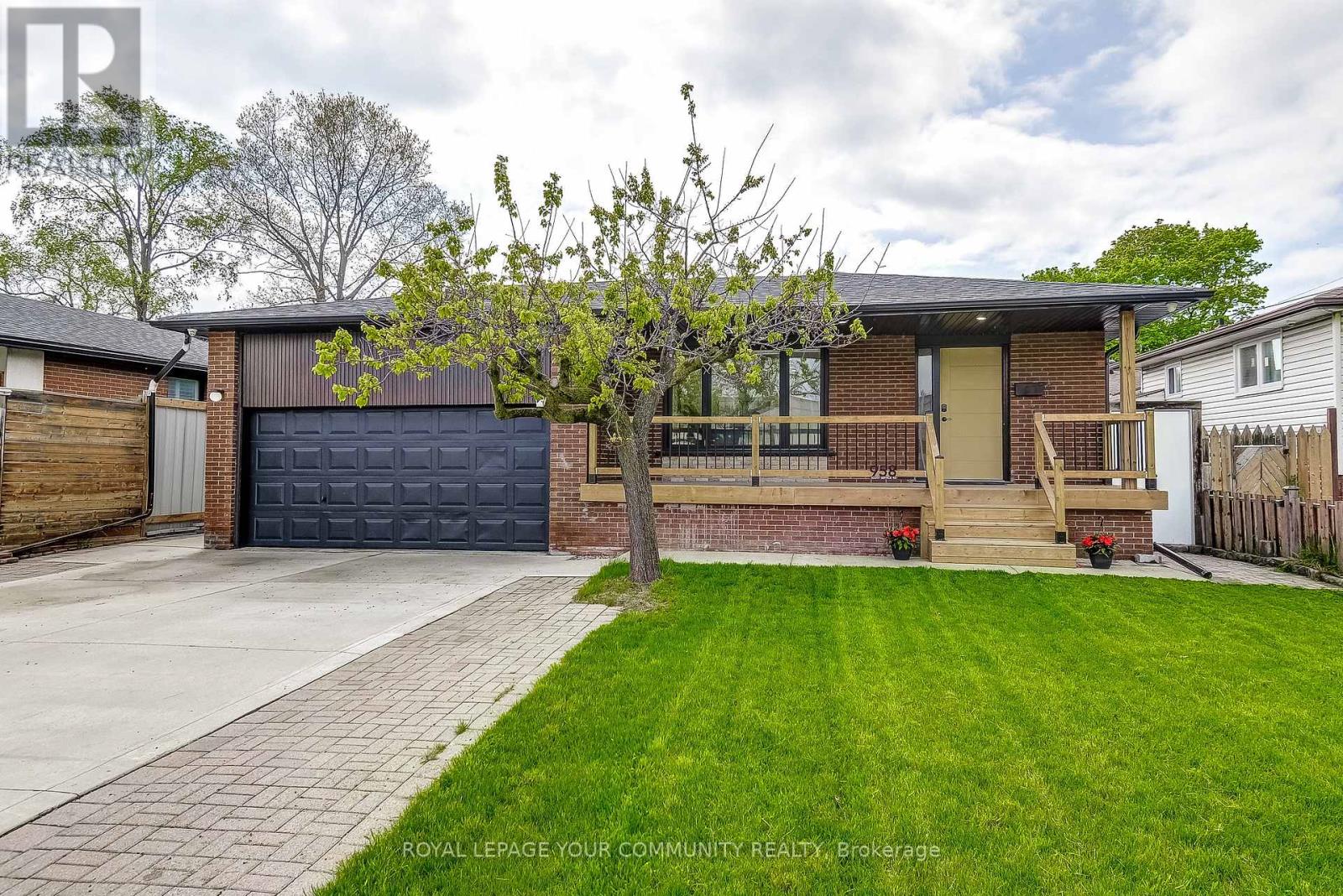 958 South Service Road, Mississauga, Ontario  L5E 1V1 - Photo 1 - W12195702