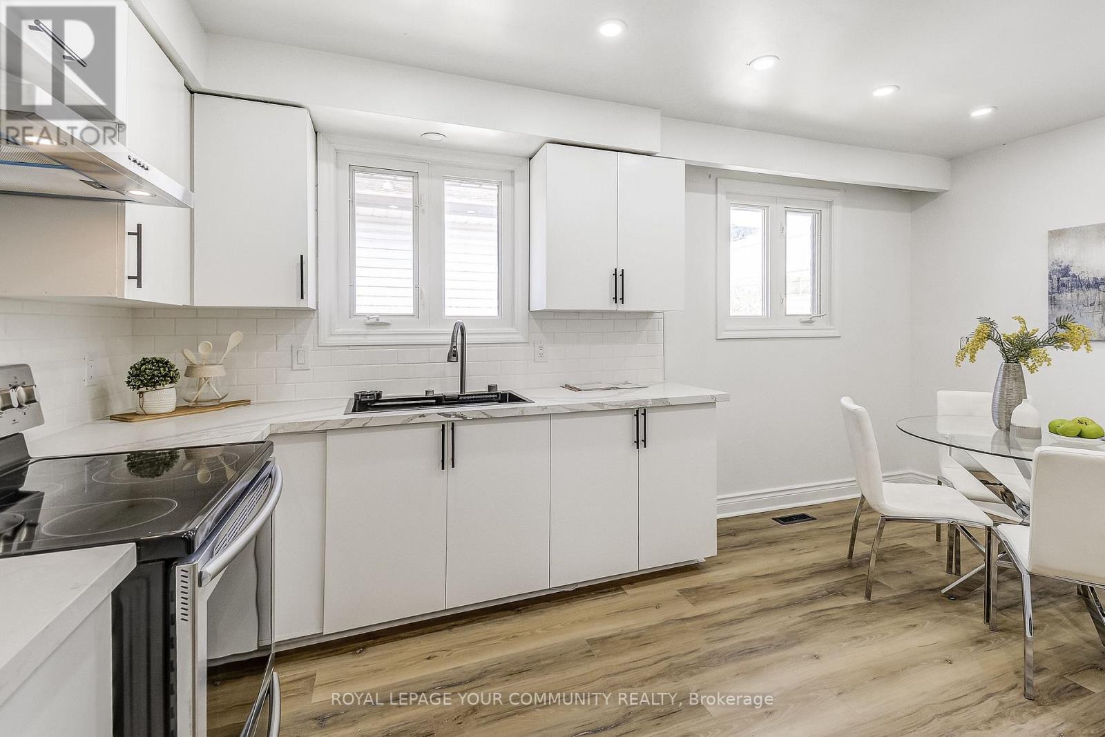 958 South Service Road, Mississauga, Ontario  L5E 1V1 - Photo 14 - W12195702