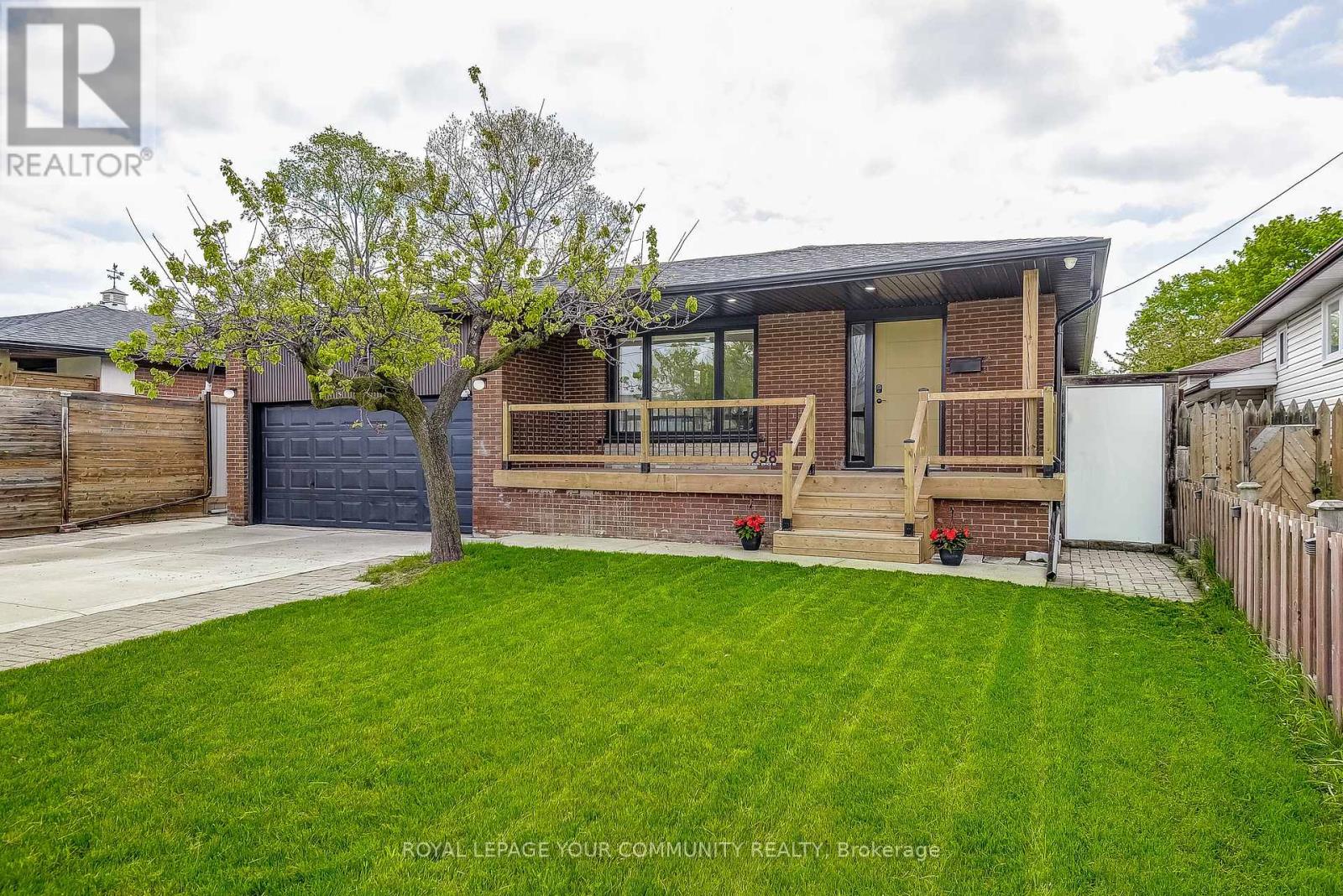 958 South Service Road, Mississauga, Ontario  L5E 1V1 - Photo 2 - W12195702