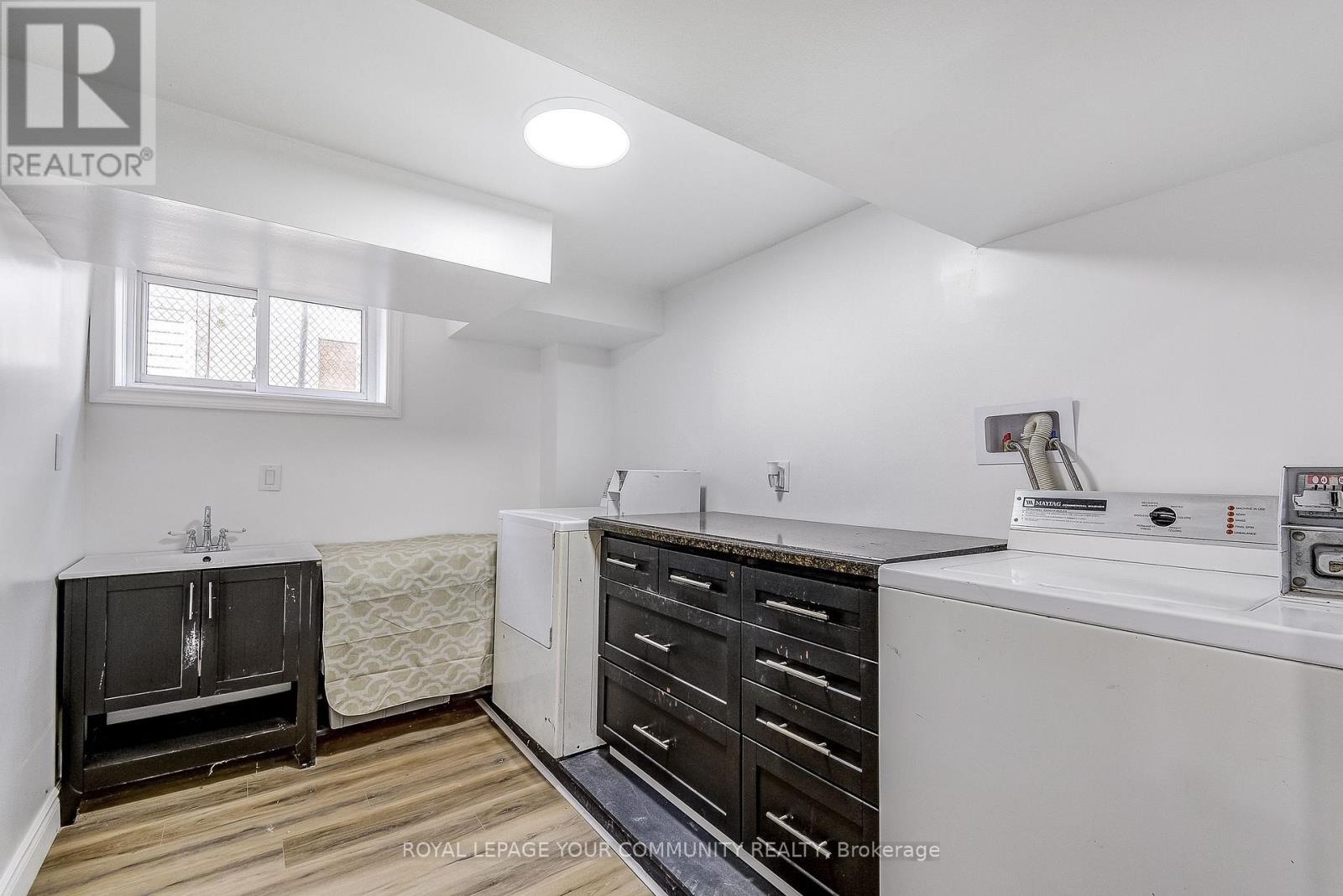 958 South Service Road, Mississauga, Ontario  L5E 1V1 - Photo 36 - W12195702