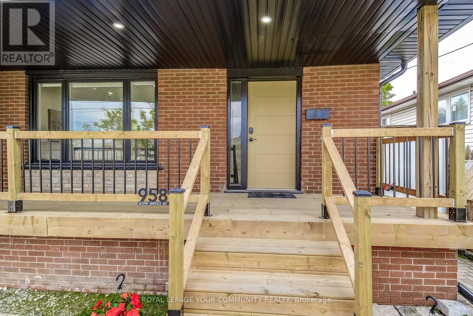 958 South Service Road, Mississauga, Ontario  L5E 1V1 - Photo 4 - W12195702