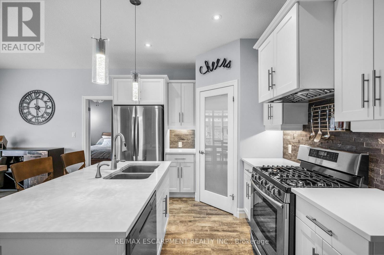 100 Tamarack Boulevard, Woodstock, Ontario  N4S 0E2 - Photo 9 - X12195585