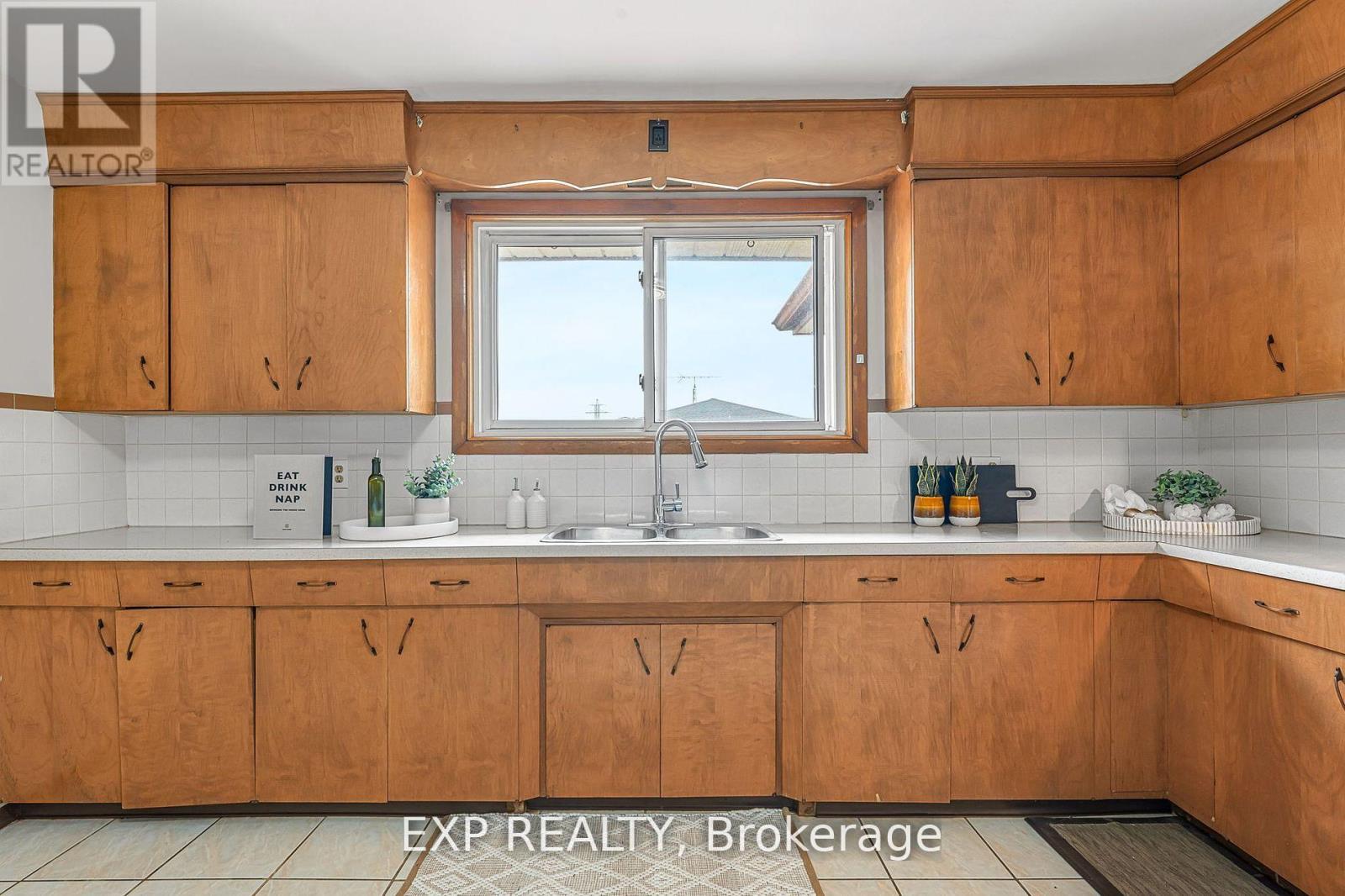 190 Christmas Street, Port Colborne, Ontario  L3K 1M9 - Photo 15 - X12195648