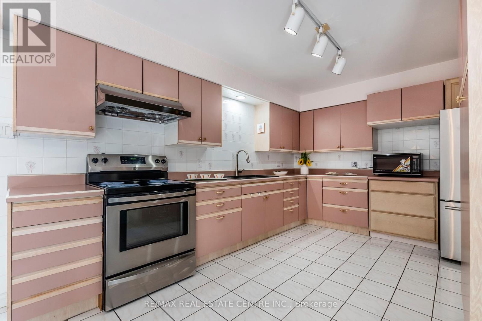 1241 Rose Street, Cambridge, Ontario  N3H 5K9 - Photo 12 - X12195661