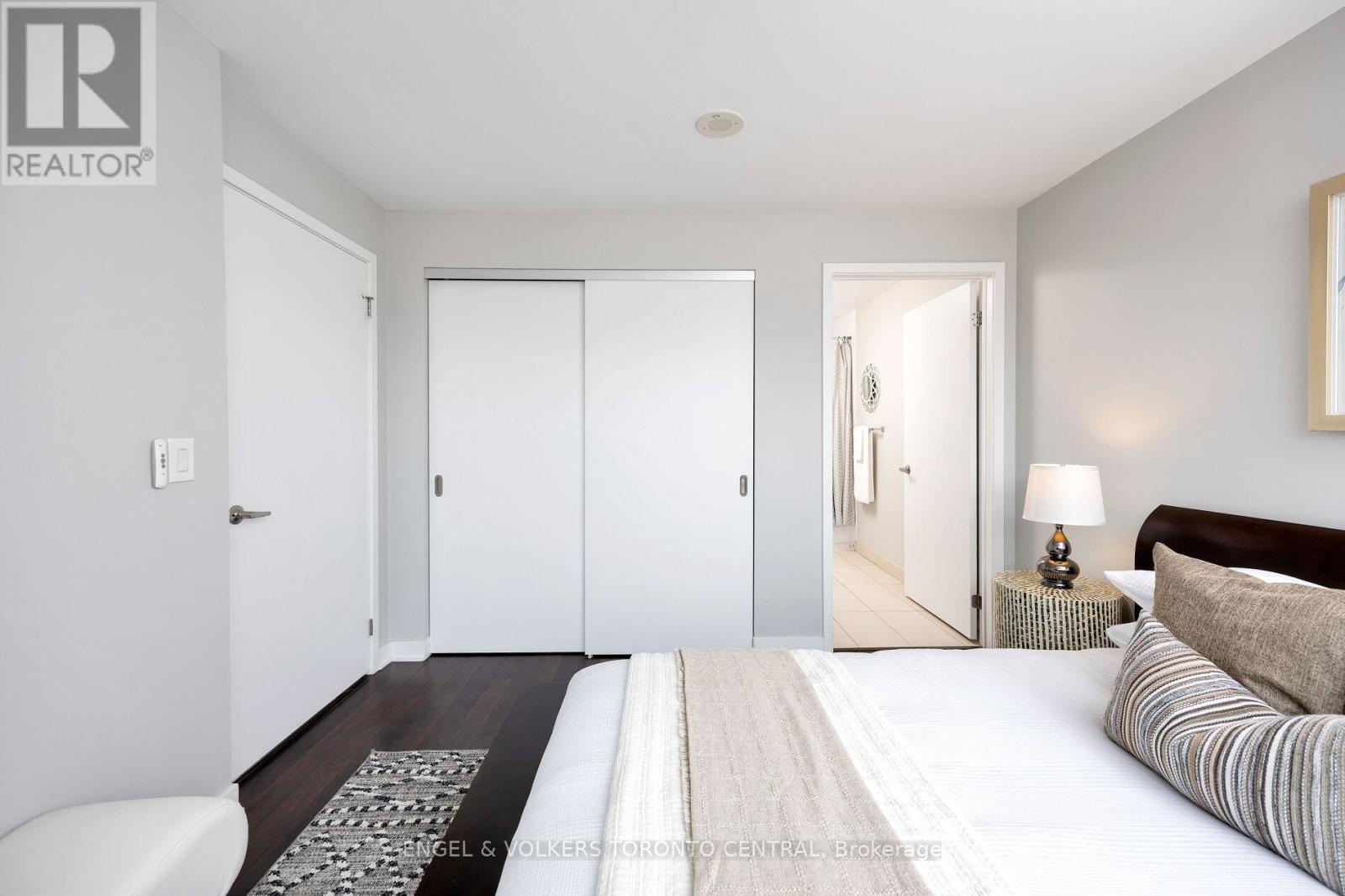 1001 - 400 Wellington Street W, Toronto (Waterfront Communities), Ontario  M5J 2N7 - Photo 23 - C12195772